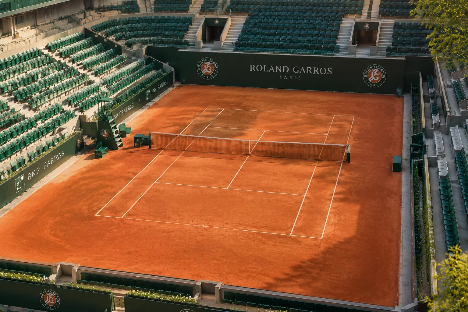 Court en terre battue et tribunes du Stade Roland Garros